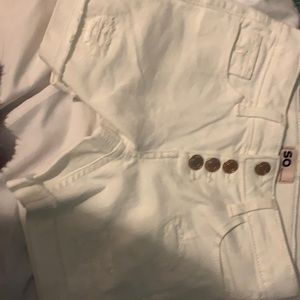 I’m selling these white shorts there in kids.